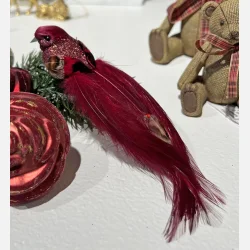 DEKO FUGL MED PERLE BORDEAUX L 18CM