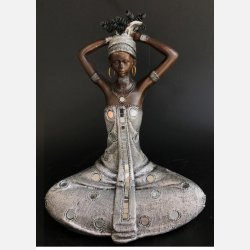 Afrika Dame siddende 19cm