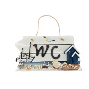 WC skilt i tr med hytte